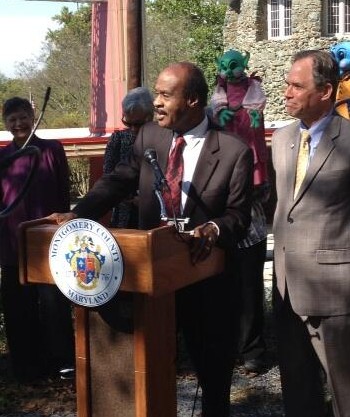 Montgomery County Executive Isiah Leggett speaking about the impact of the shutdown at Glen Echo Park.