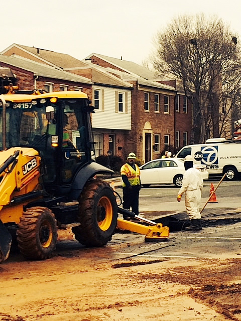 WSSC crews work to repair a water main break in Gaithersburg. 