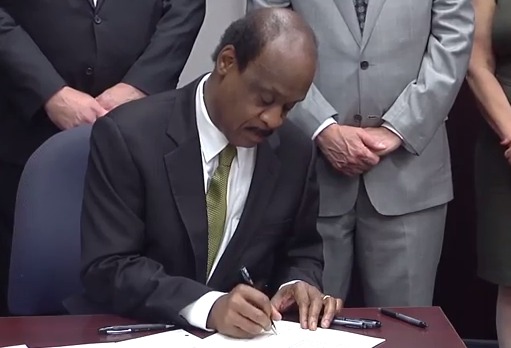 photo of County Executive Isiah Leggett at bill signing