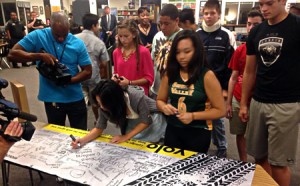 photo of Seneca Valley students signing up to not walk distracted