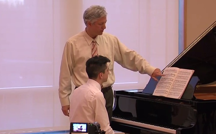 photo of pianist Brian Ganz teaching master piano class at Strathmore