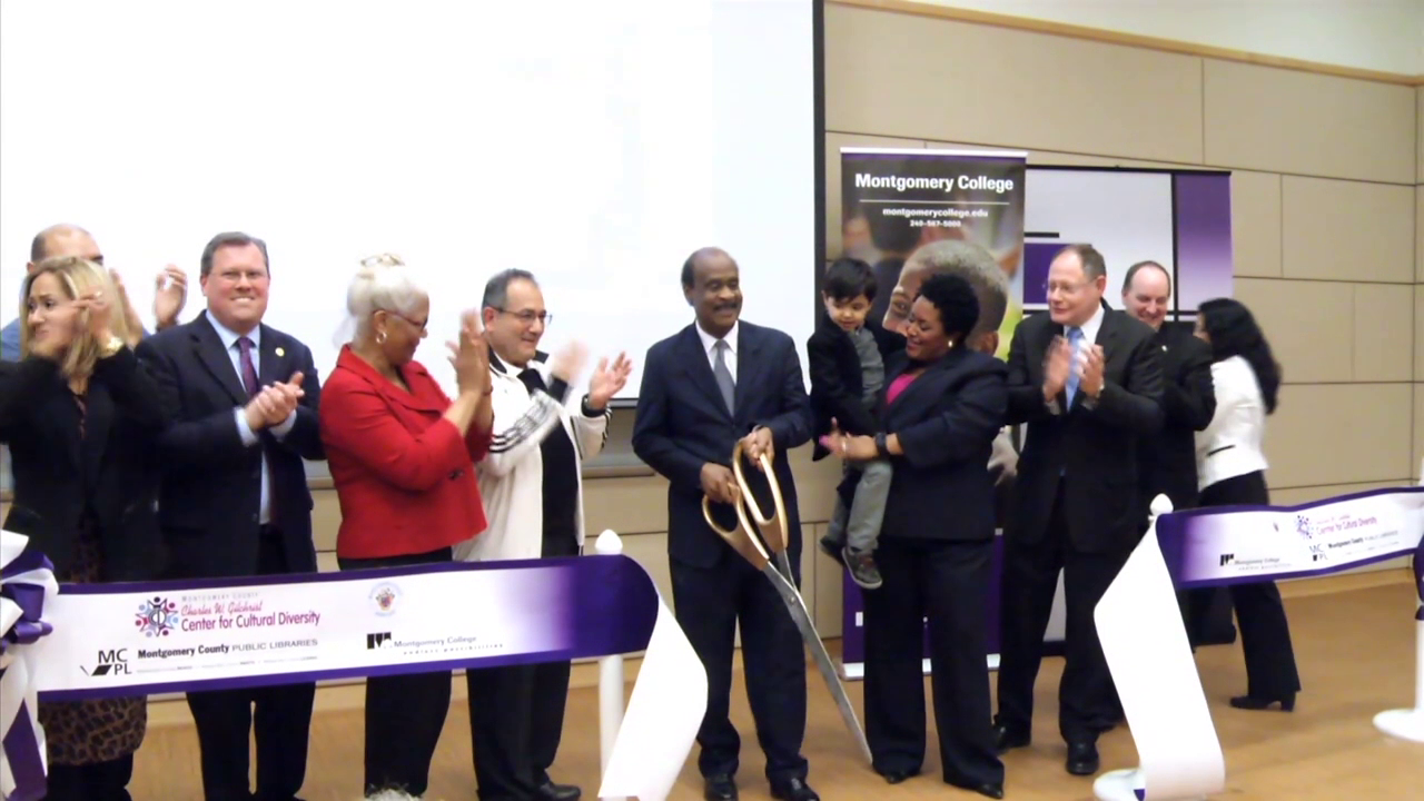 photo of ribbon cutting